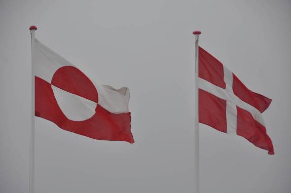 Bandeiras da Groelândia e da Dinamarca tremulam em Nuuk, capital da Groelândia